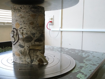 コンクリートコア採取による実構造物の圧縮強度の測定