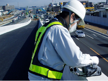 使用装置　RCレーダ　ハンディサーチ、ストラクチャスキャン
内容　鉄筋の位置・かぶり厚